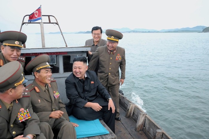 Nhà lãnh đạo Kim Jong Un cùng các sỹ quan tháp tùng lên thuyền đi thăm một đơn vị quân đội đóng trên đảo ở Tây Nam thủ đô Bình Nhưỡng